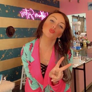 Meet your Posher, Brandi, Owner of Wildflower Sisters Boutique LLC🌸